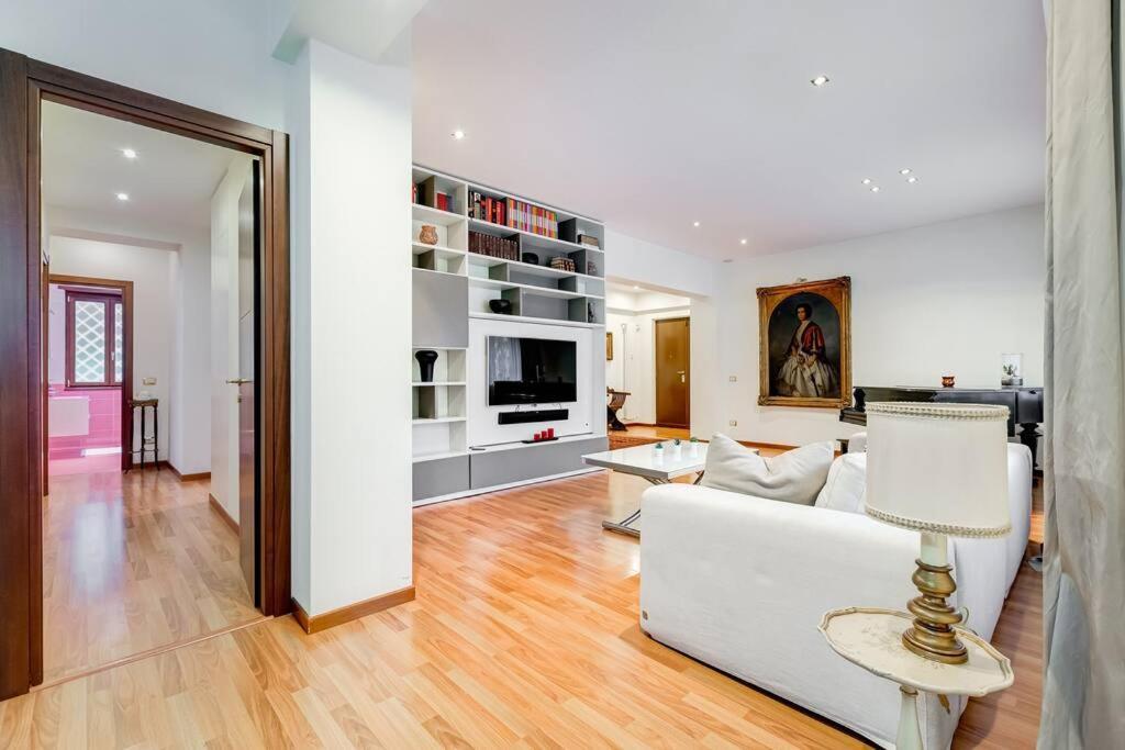 Exclusive Apartment In Eur Lake Рим Екстер'єр фото
