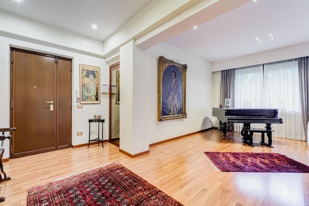 Exclusive Apartment In Eur Lake Рим Екстер'єр фото