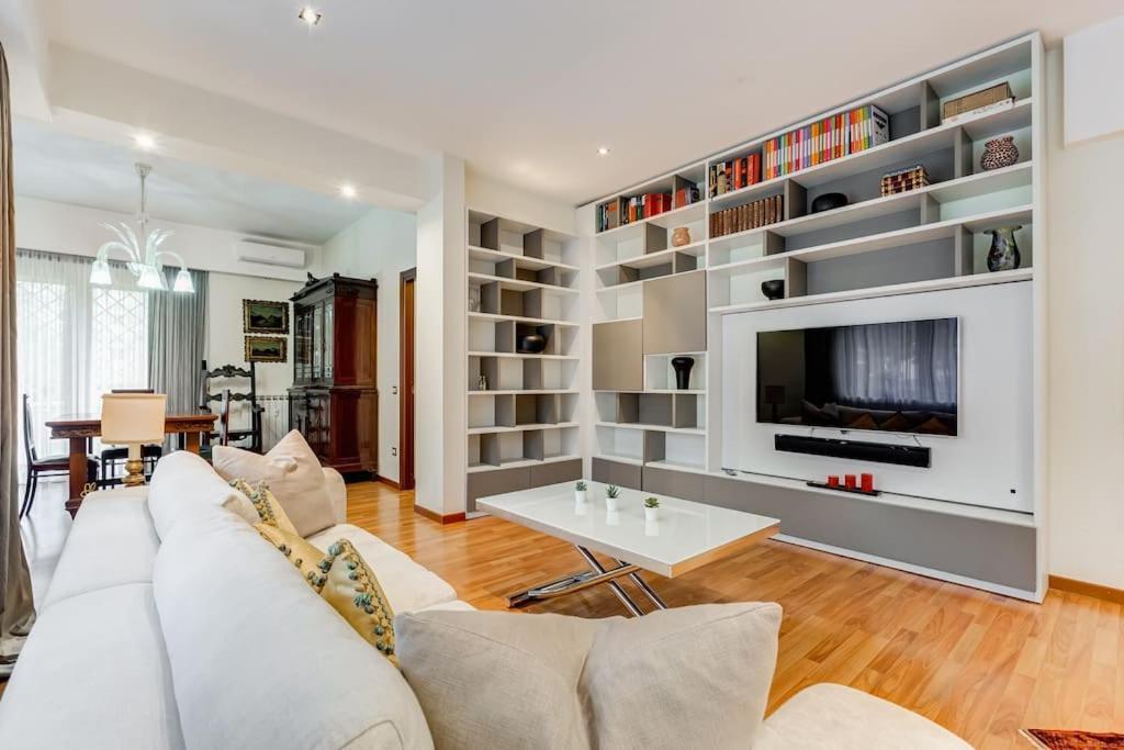 Exclusive Apartment In Eur Lake Рим Екстер'єр фото