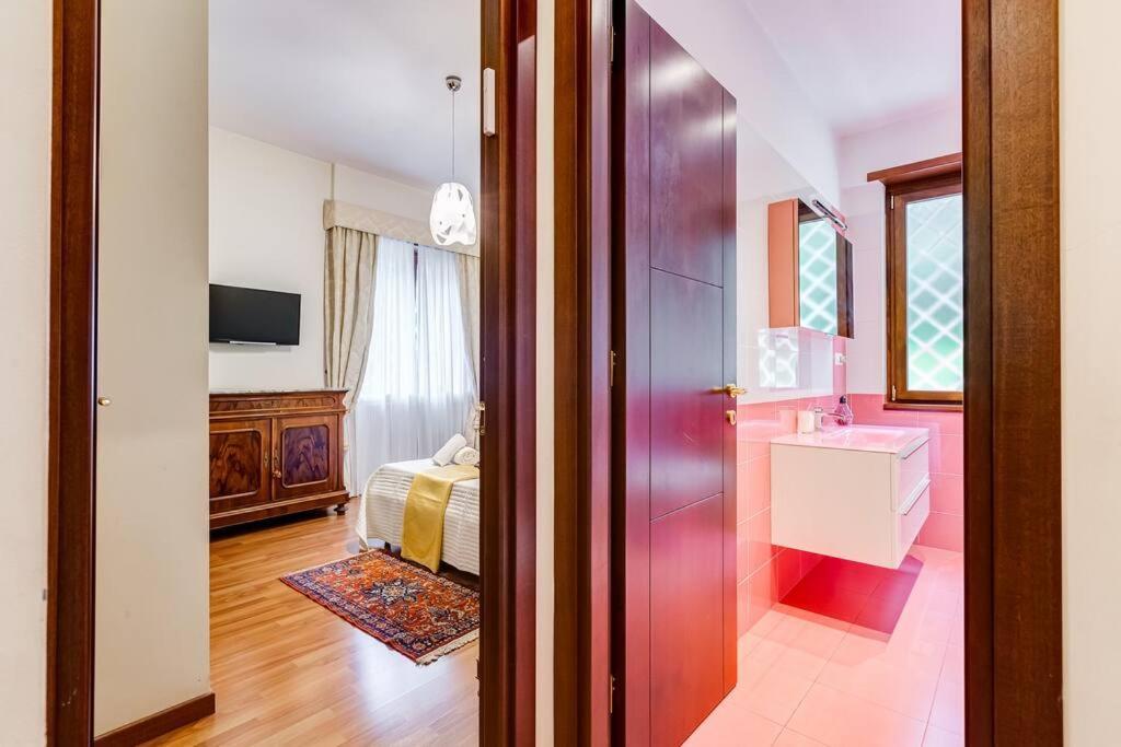 Exclusive Apartment In Eur Lake Рим Екстер'єр фото
