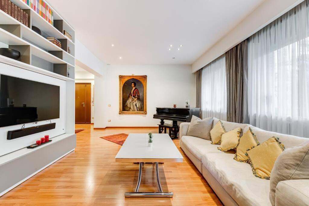 Exclusive Apartment In Eur Lake Рим Екстер'єр фото